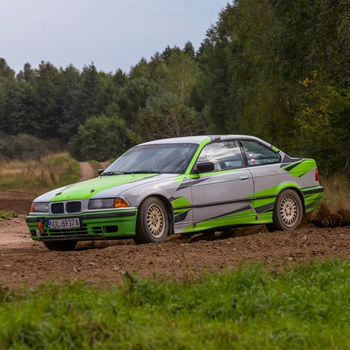 Driving behind the wheel of a BMW E36 on a gravel track (10 laps)