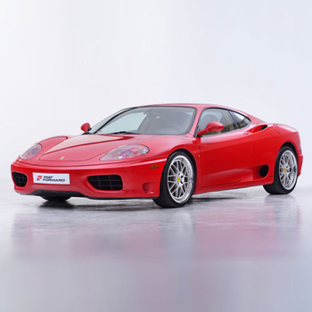 Mit einem Ferrari 360 Modena durch die Straßen der Stadt fahren und dabei filmen
