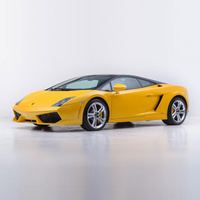 Jazda za kierownicą Lamborghini Gallardo ulicami miasta z filmowaniem